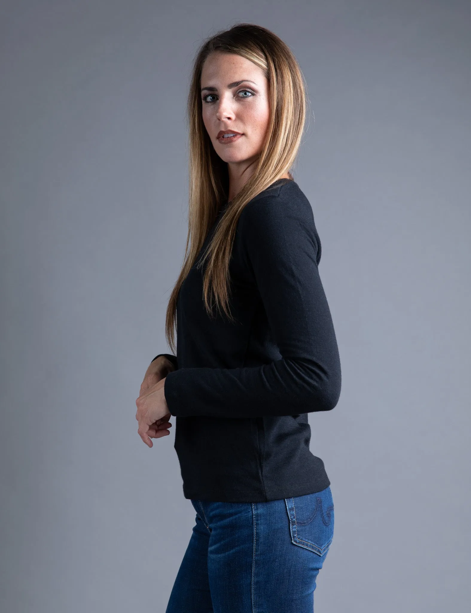 Majestic Long Sleeve Cotton/Cashmere Crewneck Tee in Noir